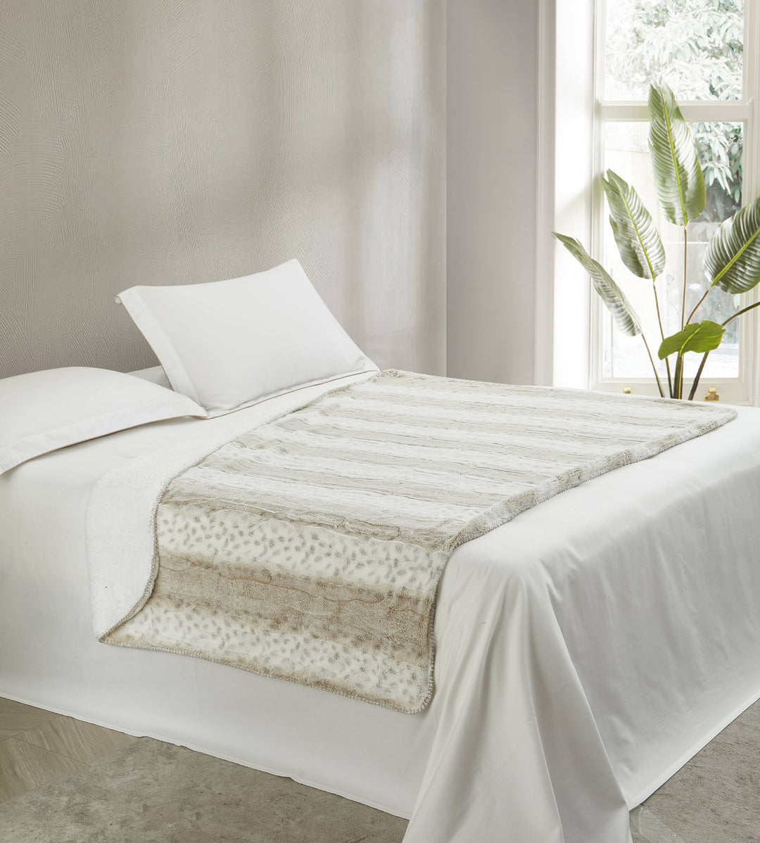 "White Leopard Stripe" Faux Fur Plush Throw Blanket -50"x70"