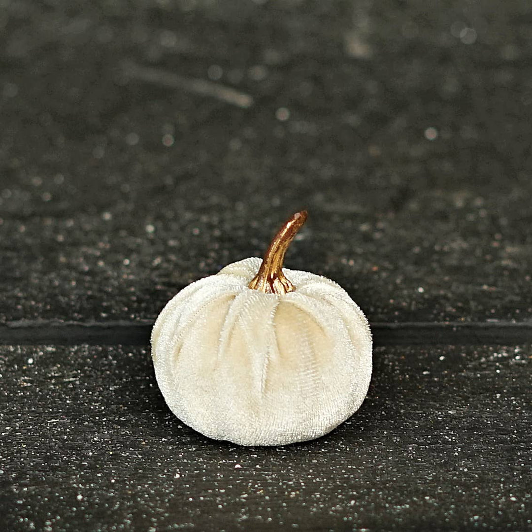 31343-Bag of 6 Champagne velvet 2-inch pumpkins