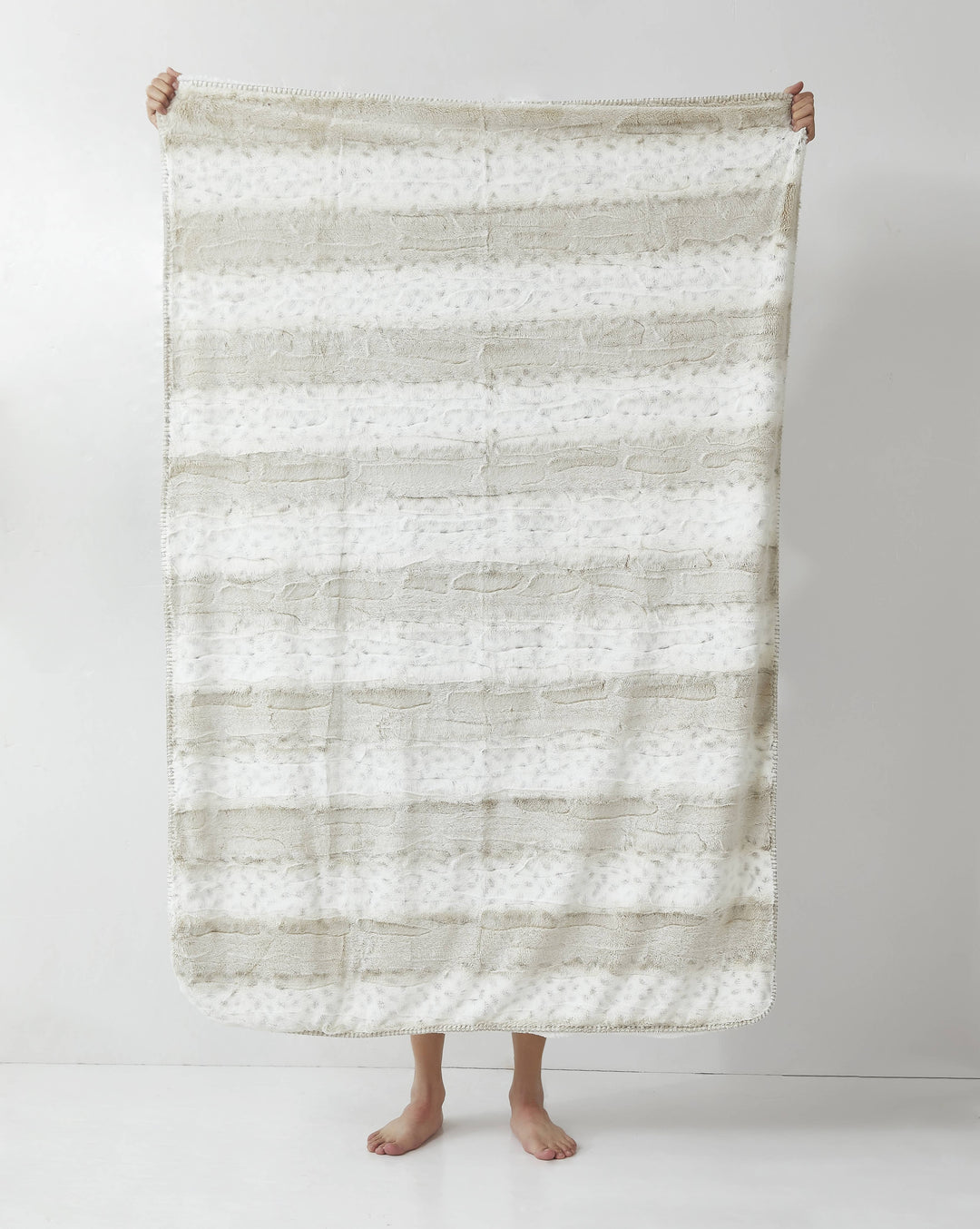 "White Leopard Stripe" Faux Fur Plush Throw Blanket -50"x70"