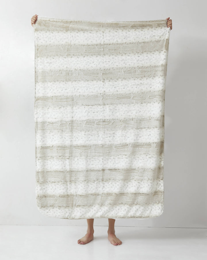 "White Leopard Stripe" Faux Fur Plush Throw Blanket -50"x70"